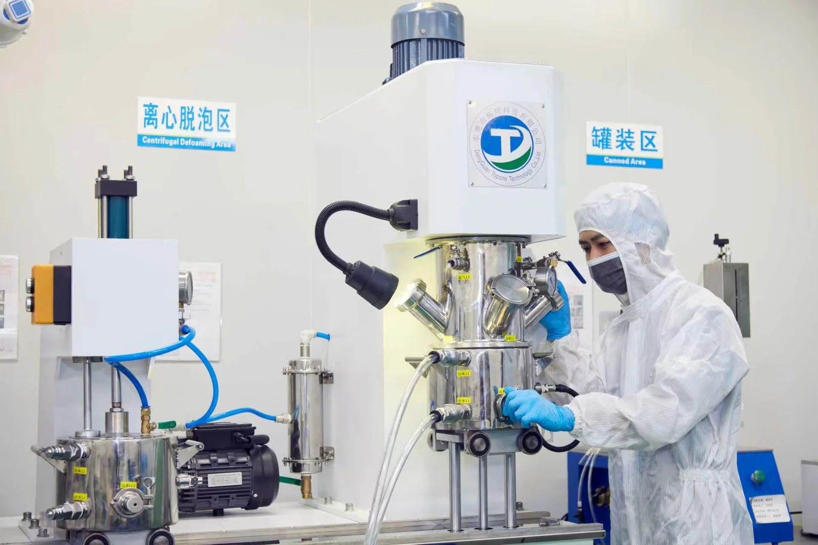 生產操作員檢查真空脫氣製程